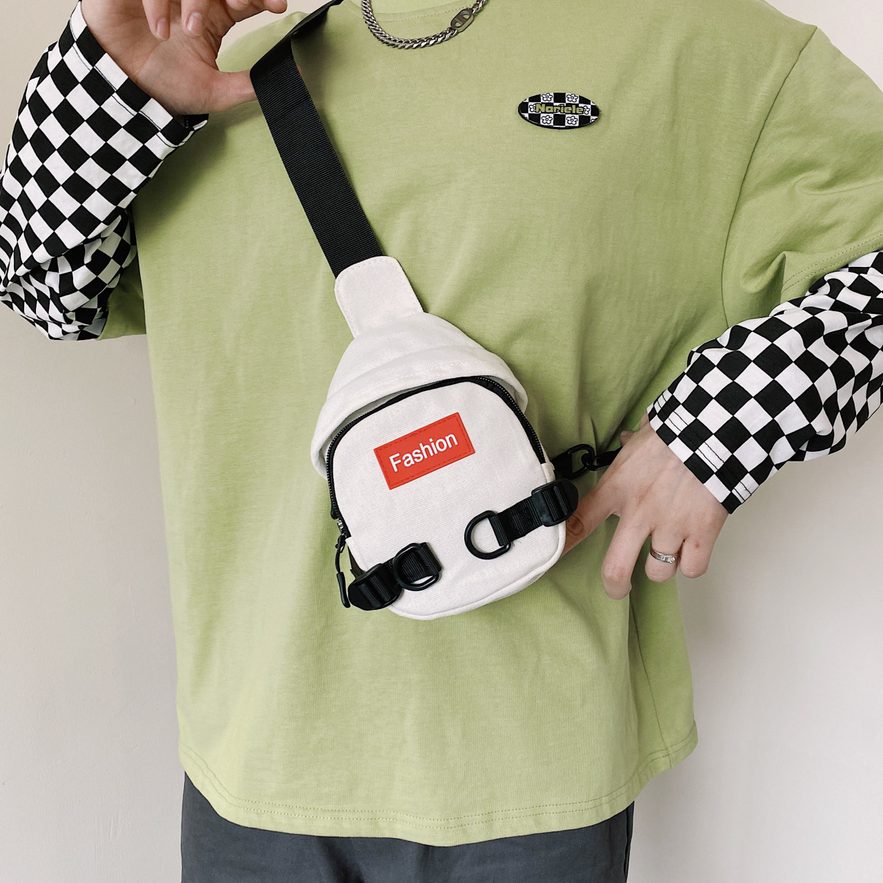 A new Japanese trendy canvas small bag for both men and women, a casual mobile phone chest bag, a lightweight crossbody canvas bag for women Application Scenario