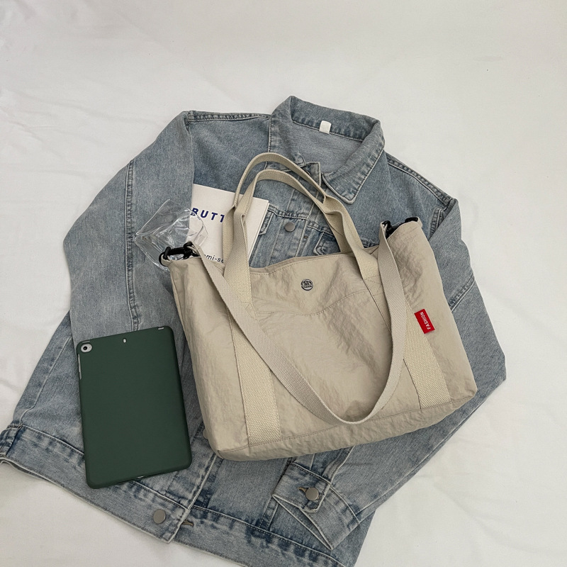 The large-capacity hand-held crossbody bag for women, the new 2024 lightweight and casual single-shoulder bag for students' commuting to school, is selling well Application Scenario