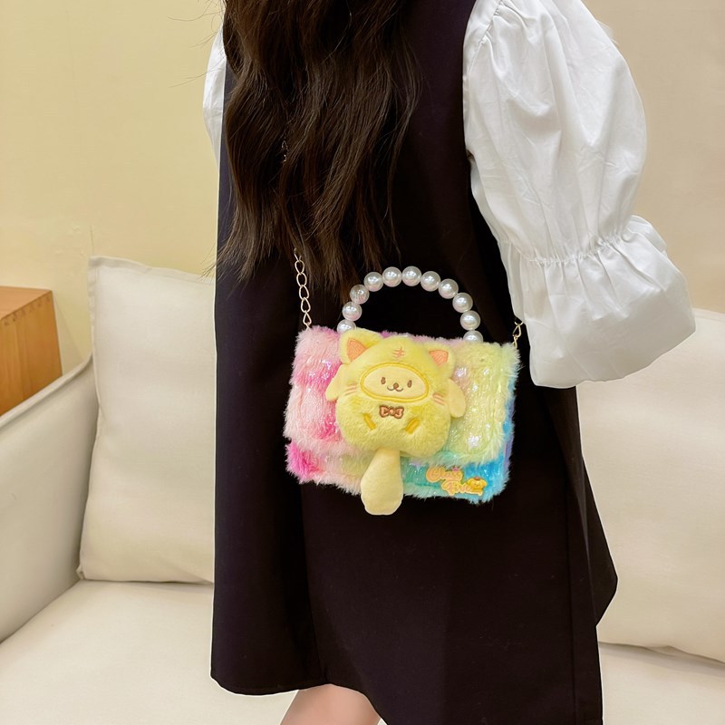 New autumn and winter children's small bags, girls, children, princesses, fashionable and stylish plush handbags, single-shoulder crossbody bags details Picture