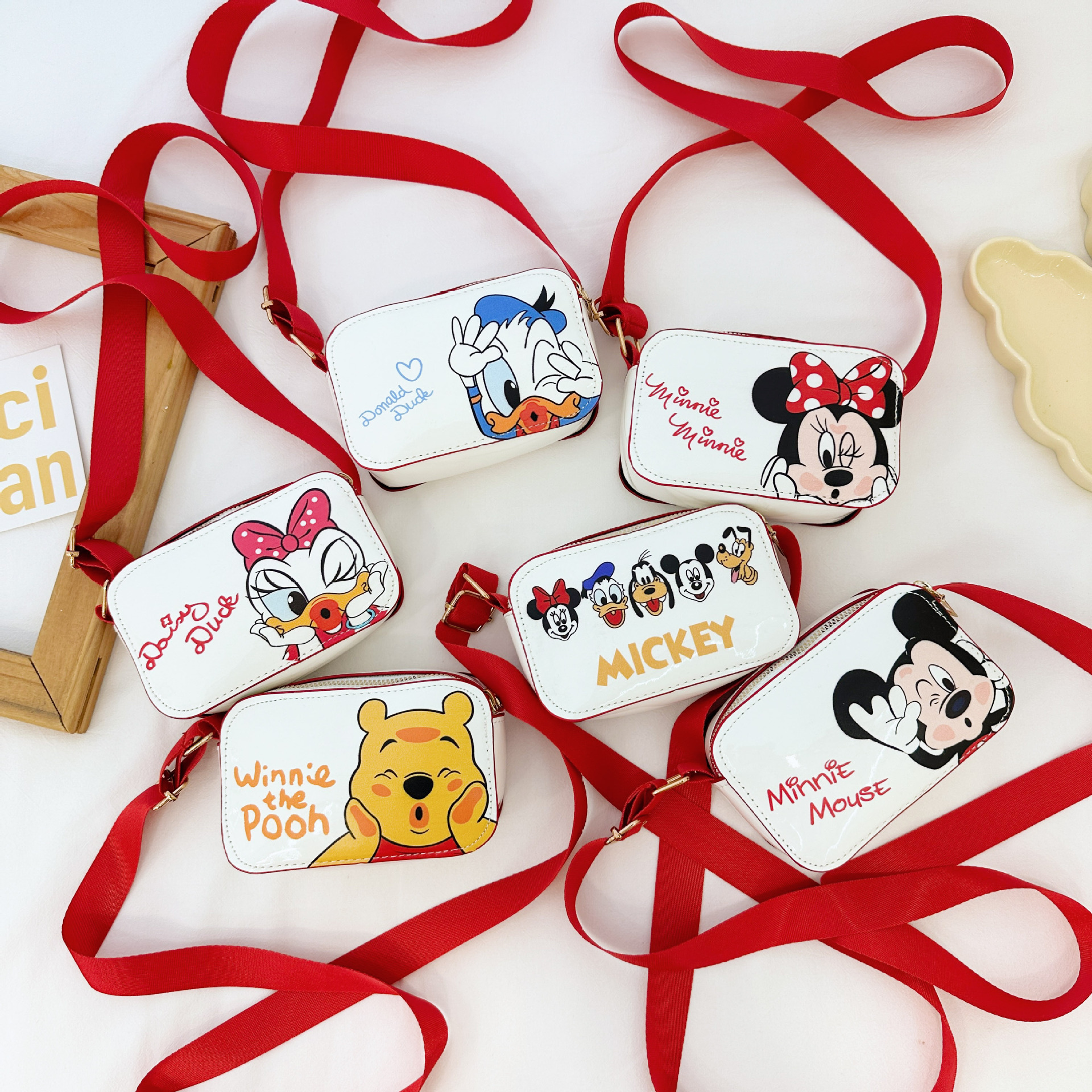The 2025 new children's mobile phone bag is a trendy, fashionable, fresh, sweet, cartoonish, creative and simple single-shoulder crossbody bag for women full figure