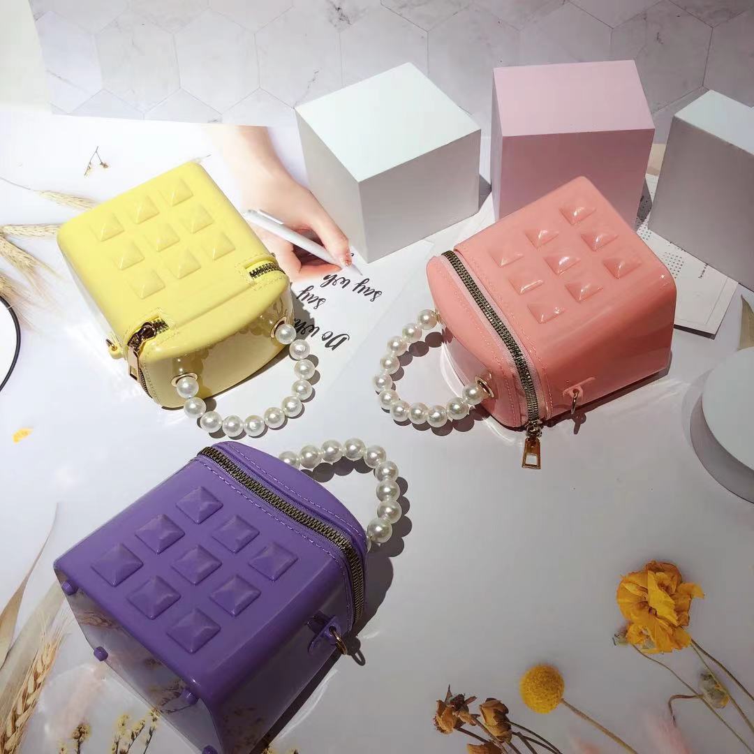 New summer 2025 fashionable mini pearl bucket bag, jelly bag, children's bag, single-shoulder crossbody handbag for women Application Scenario