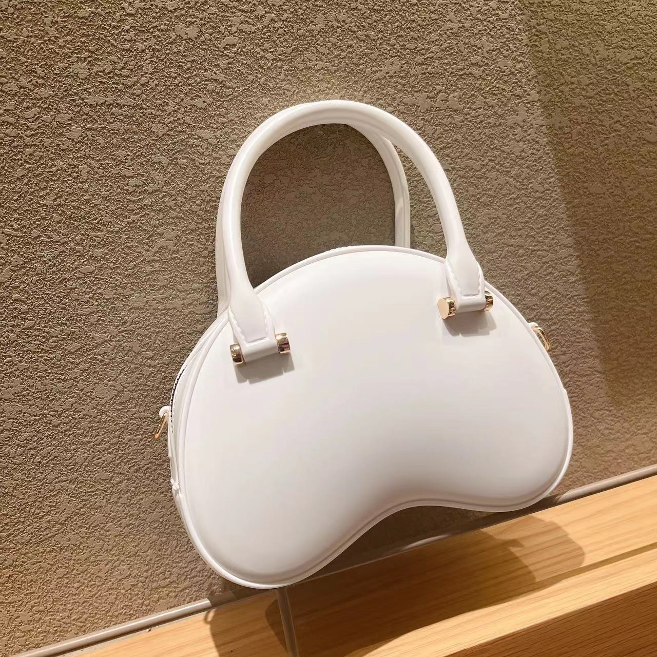 2025 Foreign Trade Autumn and Winter new pvc heart-shaped shell bag, fashionable and simple, single-shoulder crossbody mini handbag for women Application Scenario