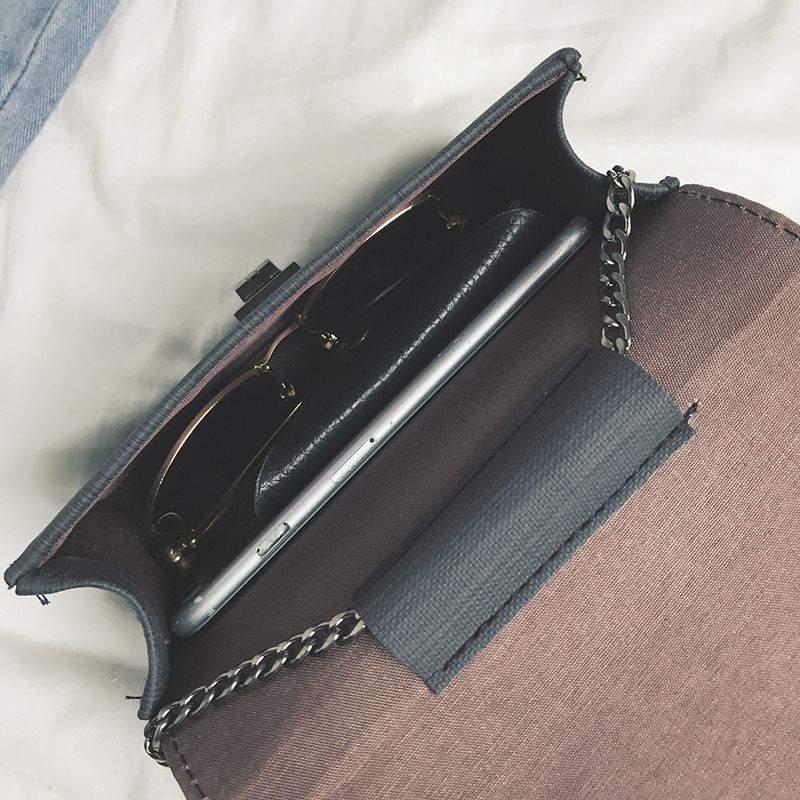 2021 New style bags: Women's chain small square bag, simple crossbody bag, Korean-style lock shoulder bag, fashionable mobile phone bag, trendy Application Scenario