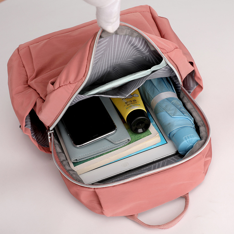 Large-capacity backpacks for women, fashionable and trendy Korean-style backpacks, water-resistant travel bags for couples, Korean-style schoolbags Application Scenario
