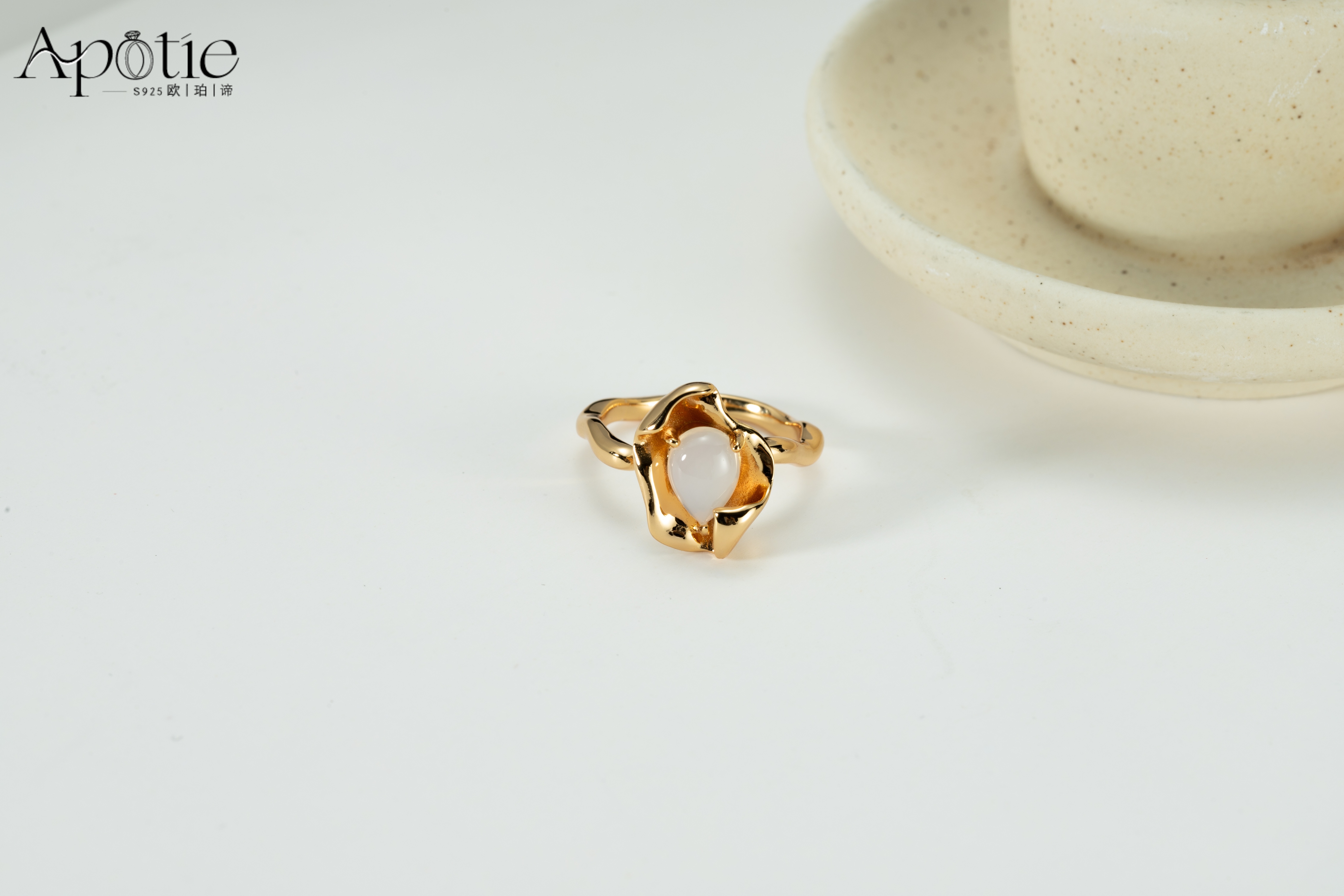 Opti's irregular index finger ring with a European and American style is a light luxury and niche design silver jewelry