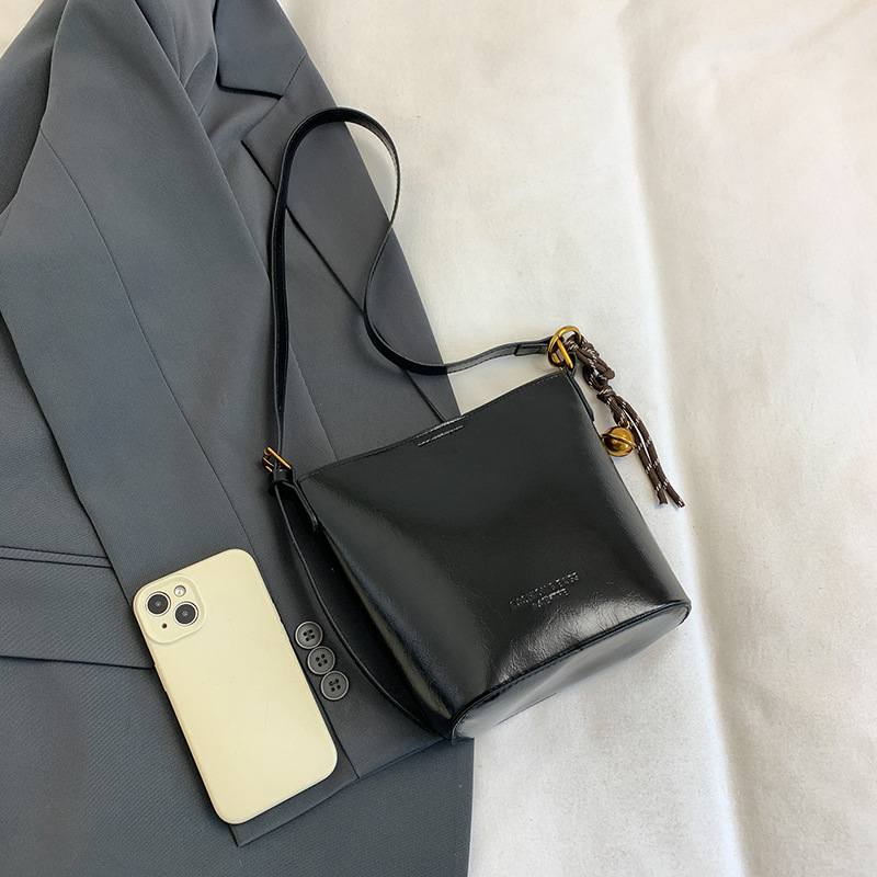This year, the retro and fashionable women's 2024 new models are popular. This year, single-shoulder crossbody bags, large-capacity hand-held bucket bags, and cross-border bags are all in vogue Application Scenario