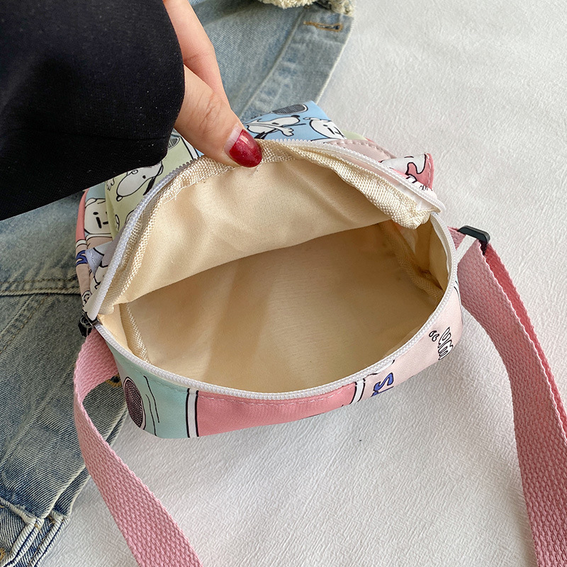 A new trendy women's bag from a niche brand in 2025, featuring a single-shoulder, simple and slanted commuting square bag Application Scenario