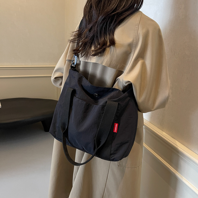 The large-capacity hand-held crossbody bag for women, the new 2024 lightweight and casual single-shoulder bag for students' commuting to school, is selling well Specification drawing