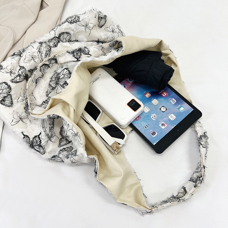 The new large-capacity floral patterned and stylish tote bag with a laid-back style and butterfly print is a casual and fresh hand-held bag Application Scenario