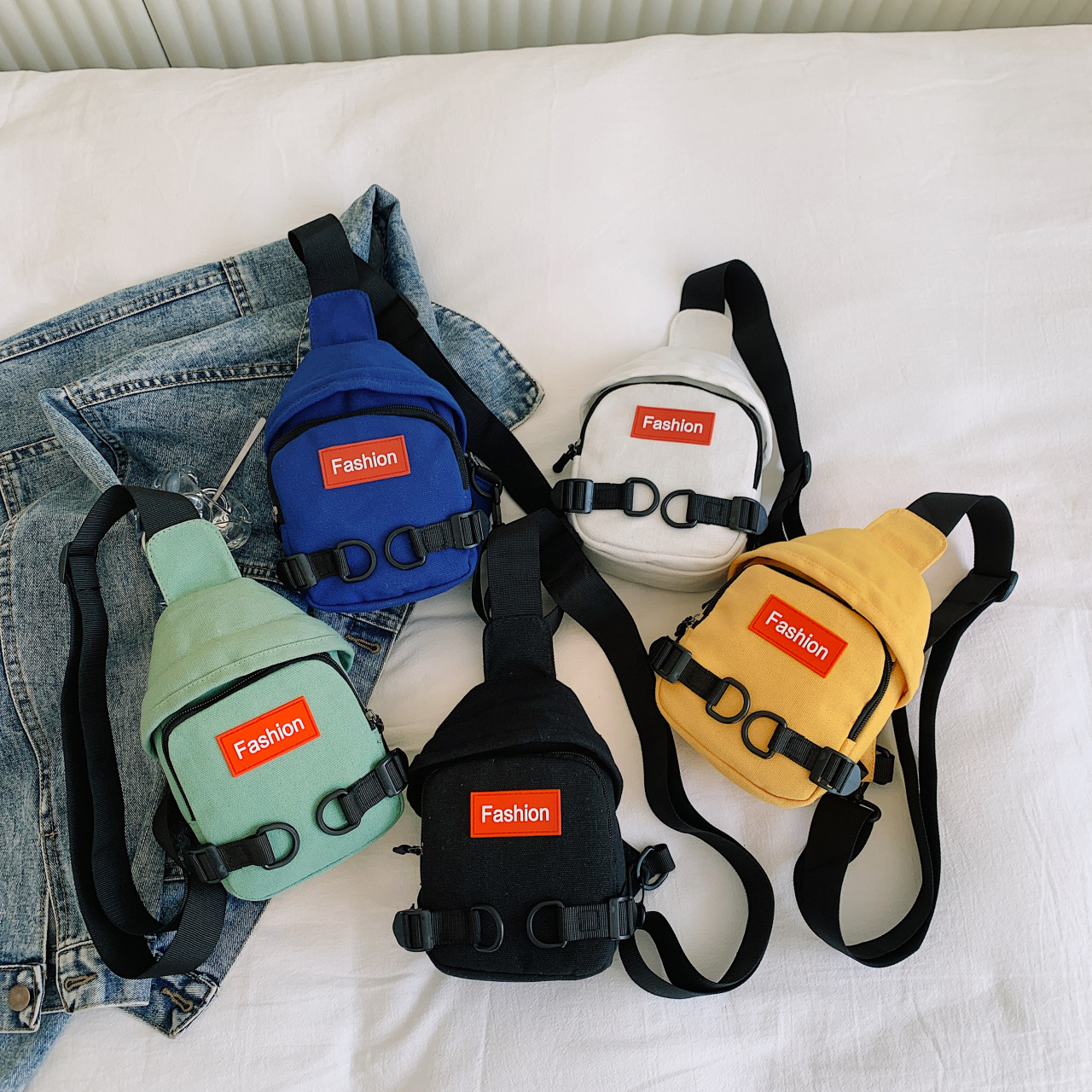 A new Japanese trendy canvas small bag for both men and women, a casual mobile phone chest bag, a lightweight crossbody canvas bag for women full figure