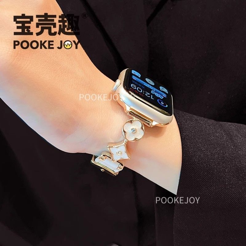 Suitable for Applewatch straps: Apple Watch four-leaf flower leather metal s8 leather strap, s10 high-end feel, s9 Application Scenario
