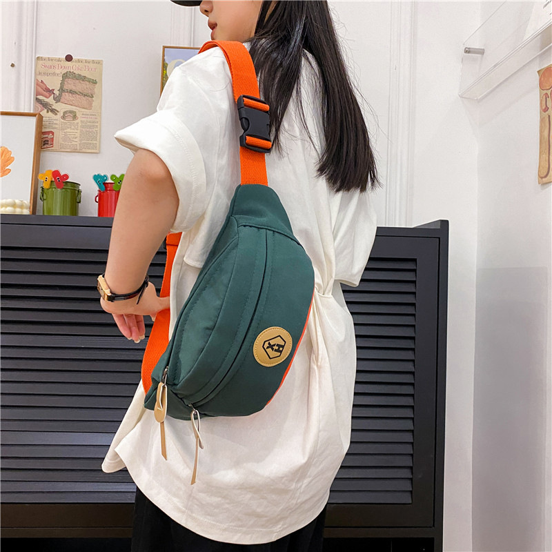 The new minimalist solid-color crossbody bag from Harajuku, Japanese style, is a trendy travel single-shoulder bag for Korean students details Picture