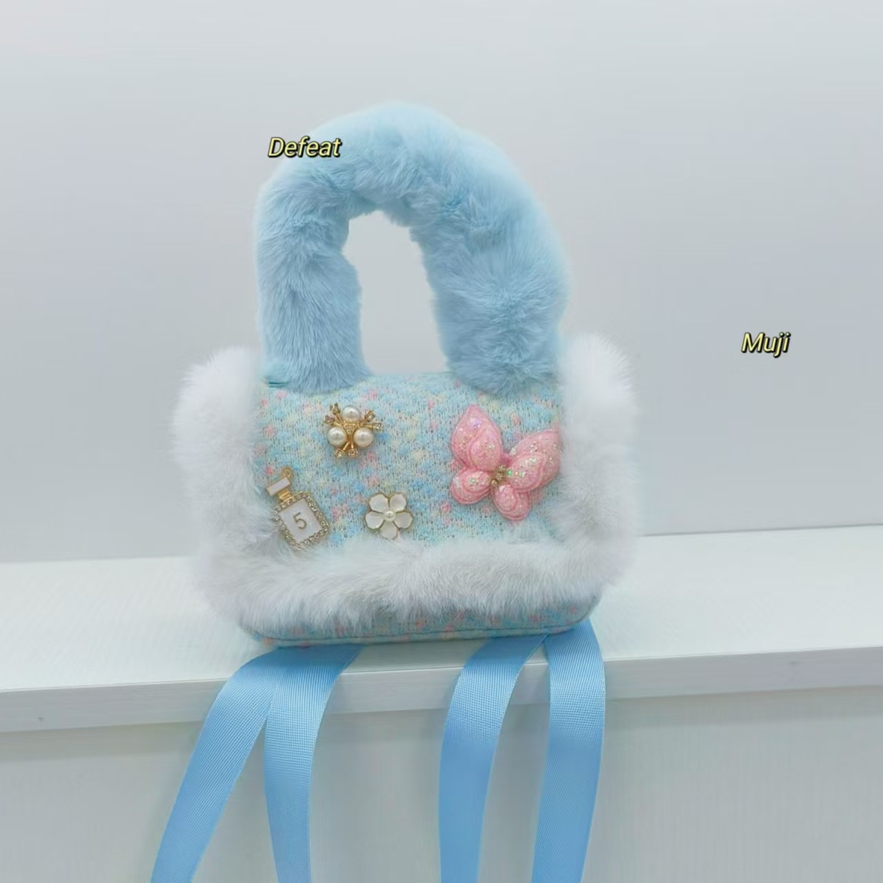 Stylish plush handbag, single-shoulder crossbody bag, little girl, baby accessory bag, coin purse, fashionable small square bag Application Scenario
