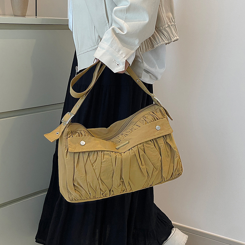 Colorful Fox Japanese and Korean women's laid-back pleated single-shoulder bag, casual and versatile, large-capacity armpit bag for commuting full figure