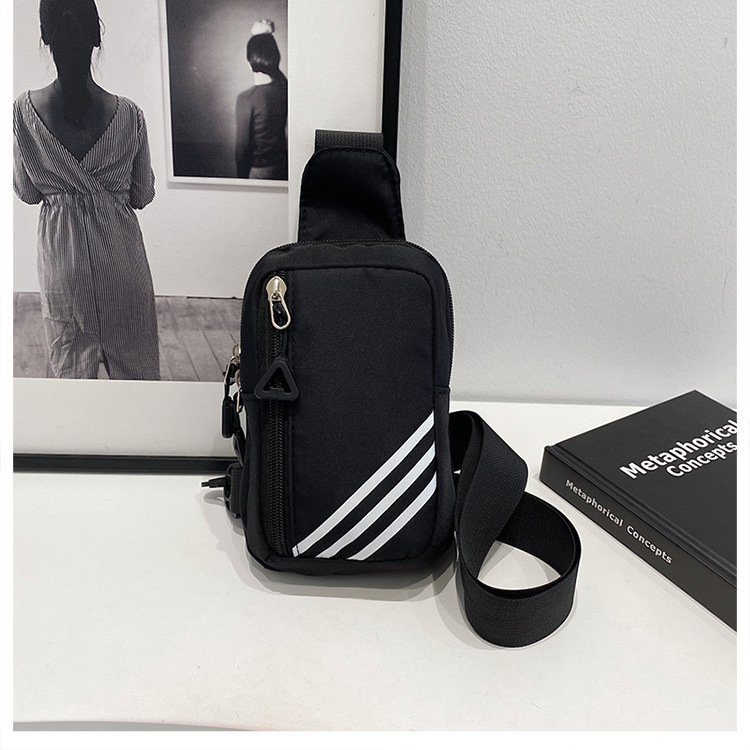 Fashionable crossbody phone bag, niche chest bag, mini crossbody bag, casual Japanese sporty small bag, light and simple single-shoulder bag Application Scenario