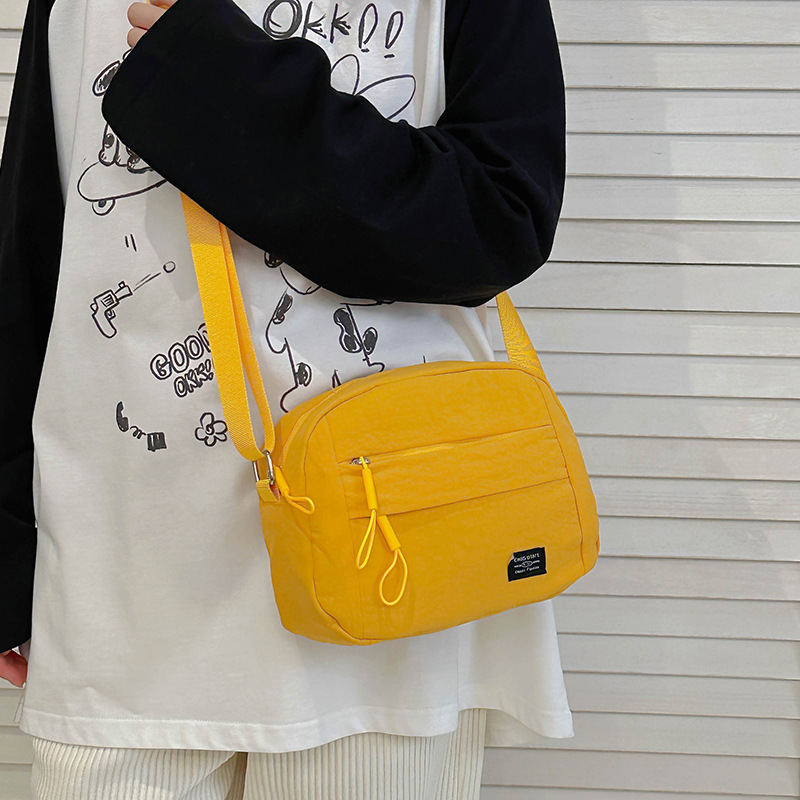Lightweight and casual crossbody bags are selling well across borders. Large-capacity, simple and fashionable single-shoulder bags are available for wholesale when going out details Picture
