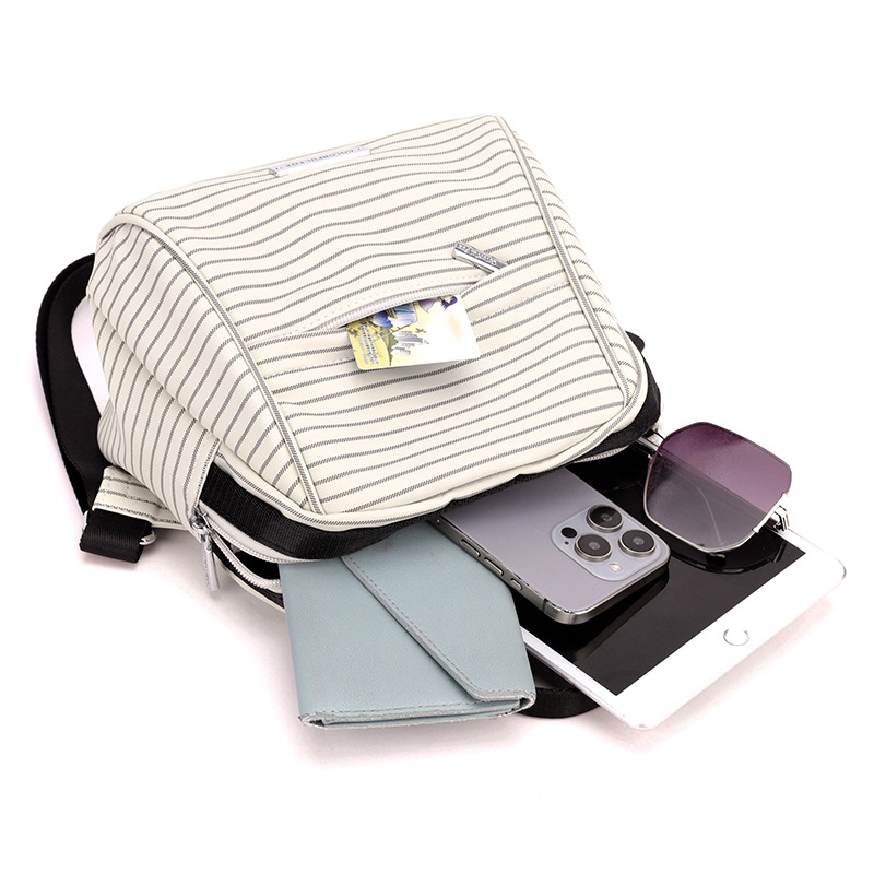 Colorful Fox's new shell-shaped small backpack is a delicate and simple casual backpack with an ins style for women Application Scenario