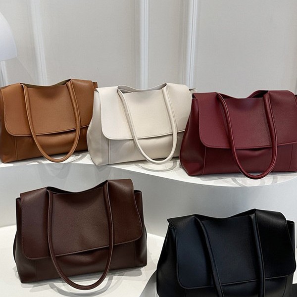 This large-capacity summer new model 2025 is a trendy underarm niche design that is fashionable, versatile and high-end. It is a single-shoulder handbag full figure