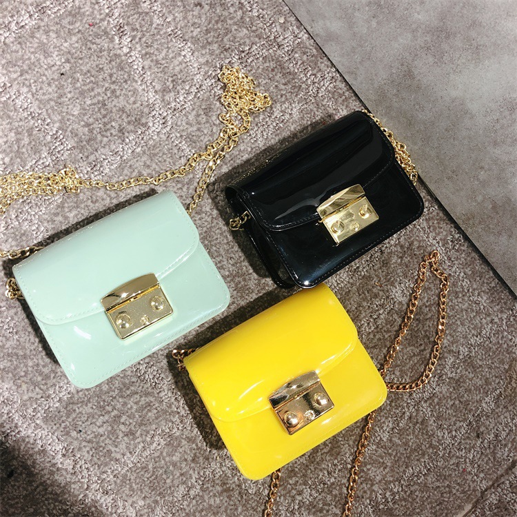 The new 2025 Korean-style trendy and simple chain bag for women is fashionable and stylish. It's a mini square bag with a single shoulder and crossbody Specification drawing
