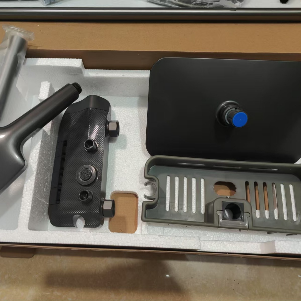 Factory price gun, grey space aluminum aircraft carrier, piano key, four-speed set, booster spray gun, engineering hotel rental room Application Scenario