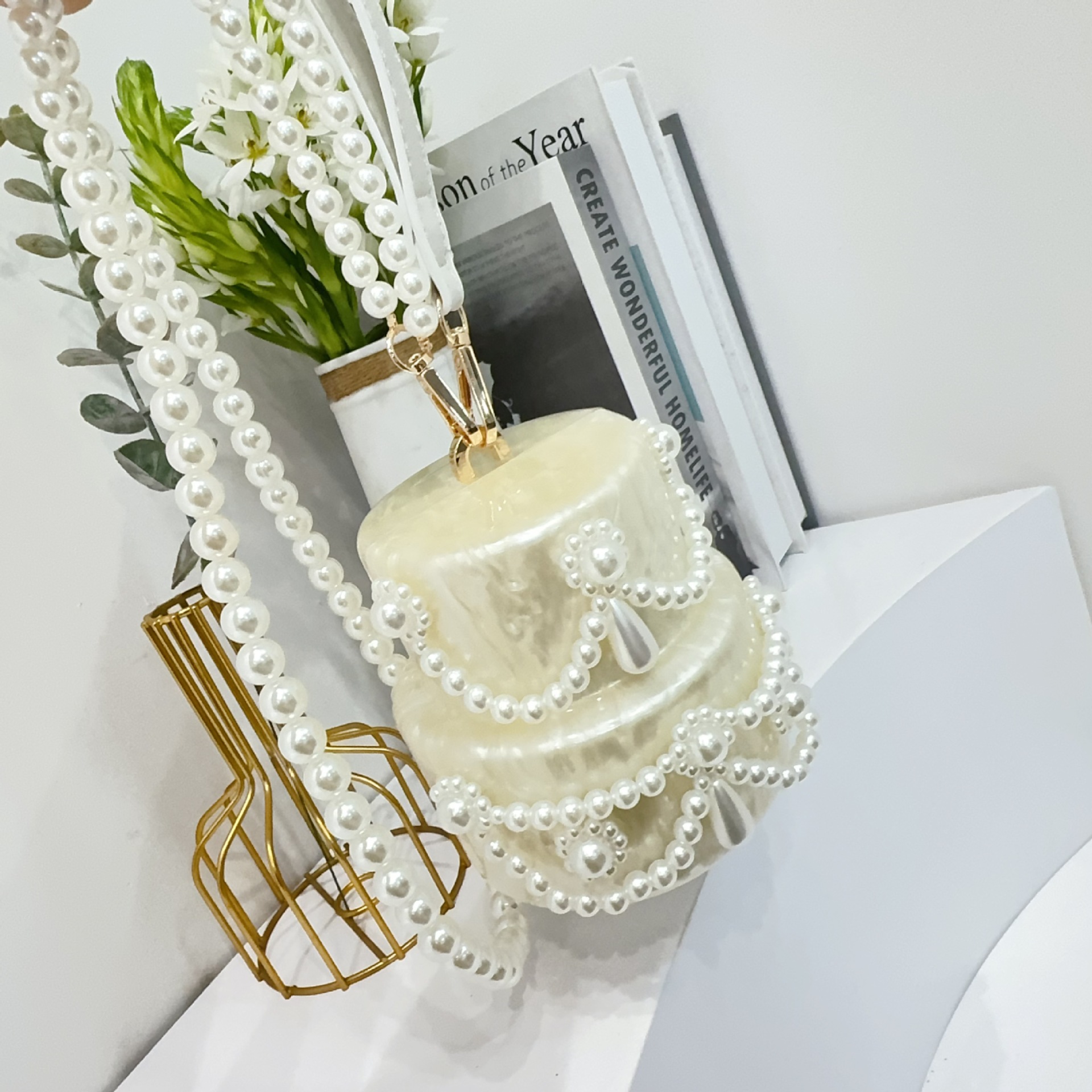 2025 Women's new European and American single-shoulder crossbody bag, irregular-shaped shell acrylic bag, fashionable wedding and dinner clutch full figure