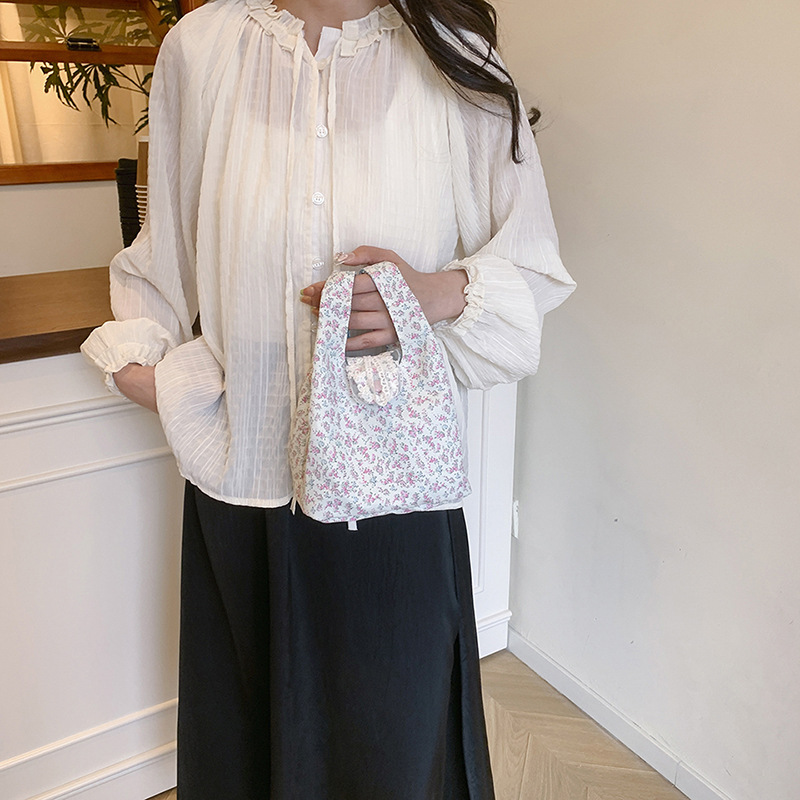 A new 2025 Korean-style, laid-back and cute nylon bag with a large capacity, single-shoulder crossbody bag full figure
