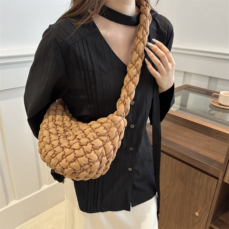 Large-capacity pleated cloud bag, new fashionable single-shoulder hand-held dumpling bag, solid-color simple crossbody bag, cross-border wholesale Application Scenario