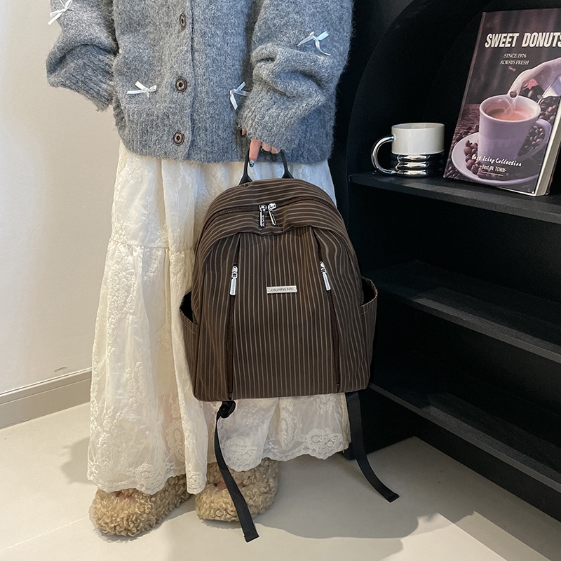 Colorful Fox, a niche and high-end backpack, is casual and versatile. It has a large capacity for travel and commuting, and is lightweight Specification drawing