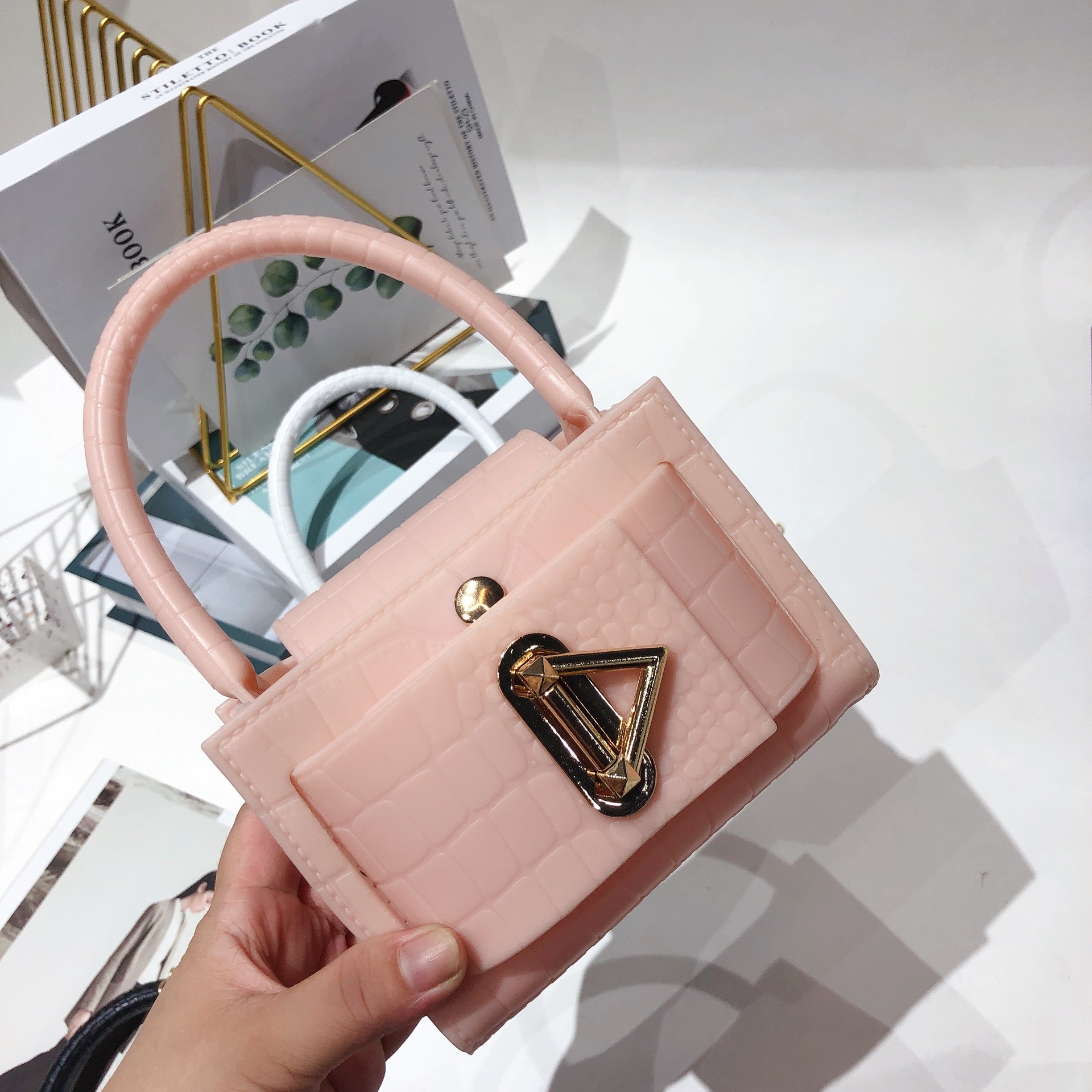 2025 Cross-border New Trend PVC jelly bag, fashionable triangular metal hand, shoulder, crossbody, retro mini bag Item Picture