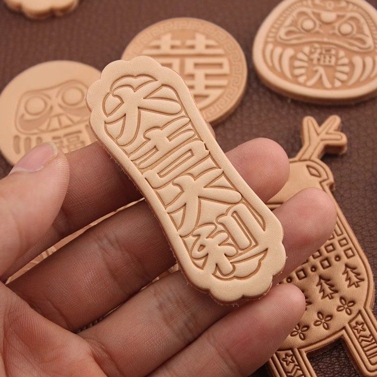 Natural-color vegetable-tanned three-dimensional leather block pendant, hanging decoration, lion dance Dharma keychain, New Year good luck bag, car pendant Item Picture