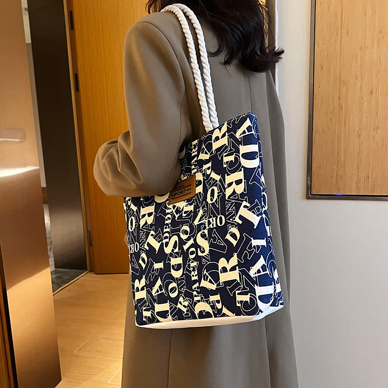 Japanese-style canvas bags for women 2024, trendy Korean-style versatile mobile phones, bento boxes, tote bags, and small cloth bags for girls at work details Picture