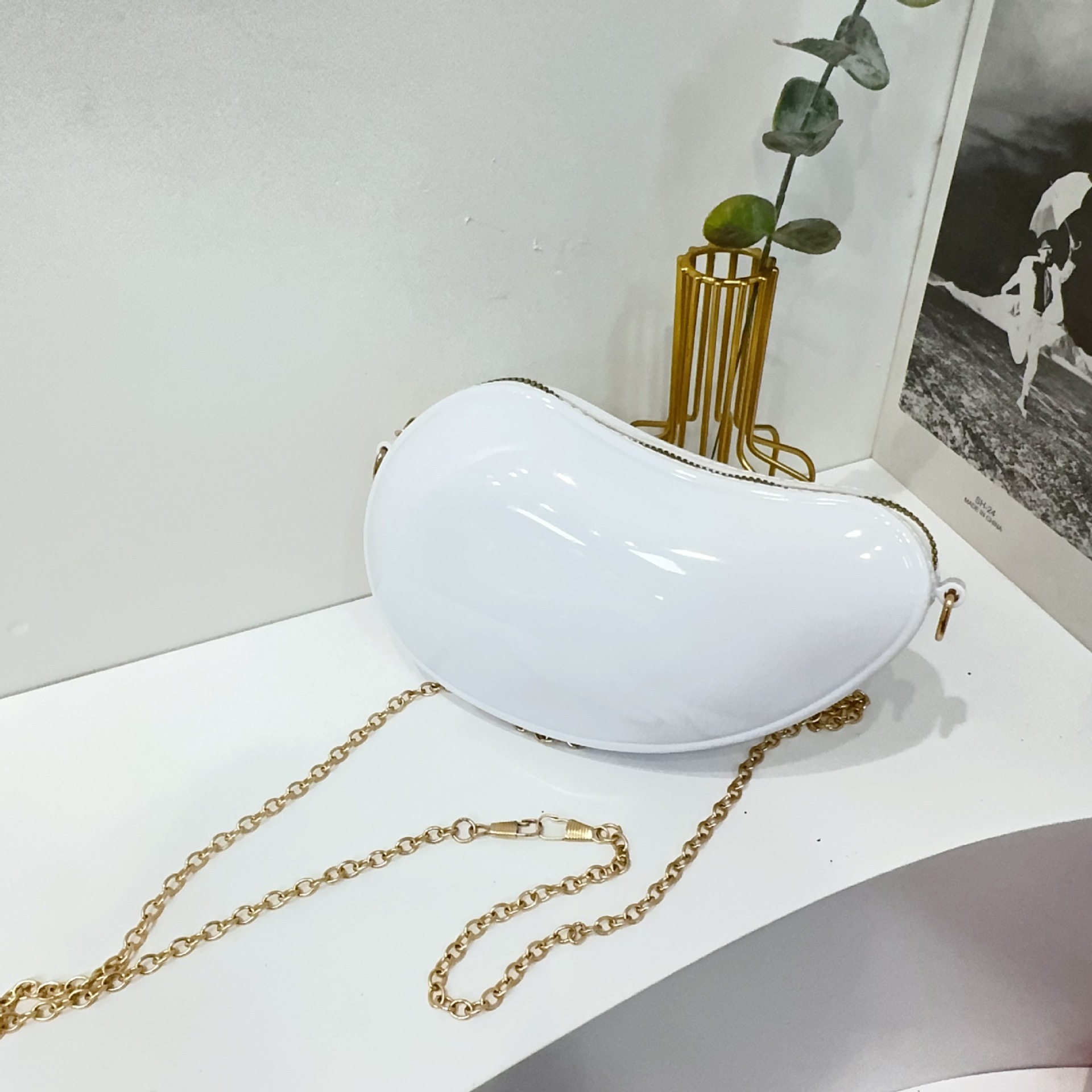 2025 New cross-border bestseller, personalized and creative mango-shaped jelly bag for children, hand-held crossbody bag Item Picture
