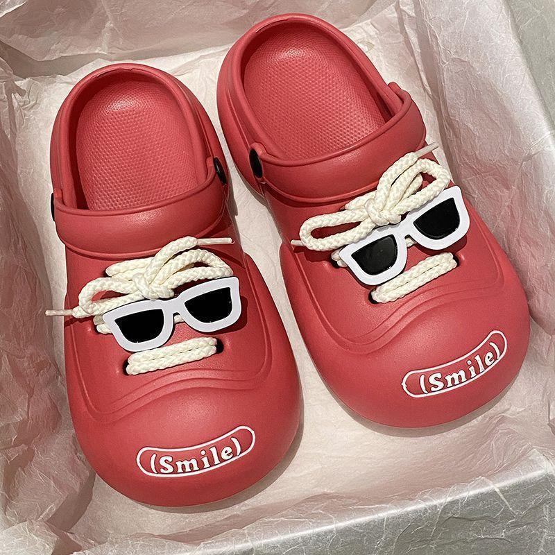 The new summer crocs are popular. Men wear thick-soled anti-slip outerwear and have a unique Korean style of ins flip-flops. Women are a couple Application Scenario