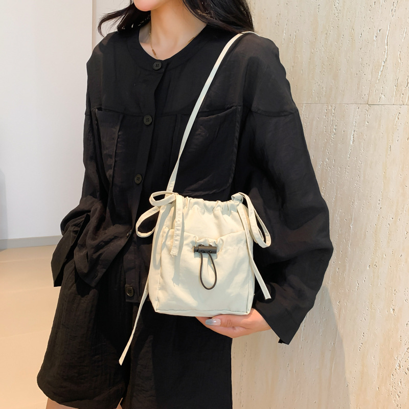 Large-capacity drawstring bucket bag for women, new Japanese ins casual crossbody bag for autumn and winter, solid color single-shoulder commuter bag for women details Picture