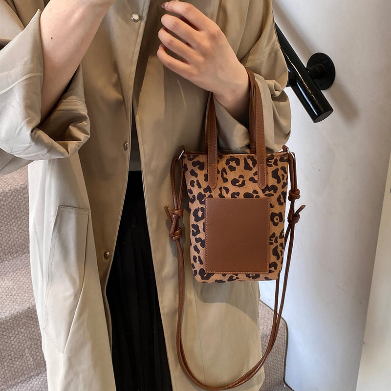 Retro niche leopard print bag, small square bag, new fashionable and versatile crossbody bag, suede suede mobile phone bag, women's customization available Specification drawing