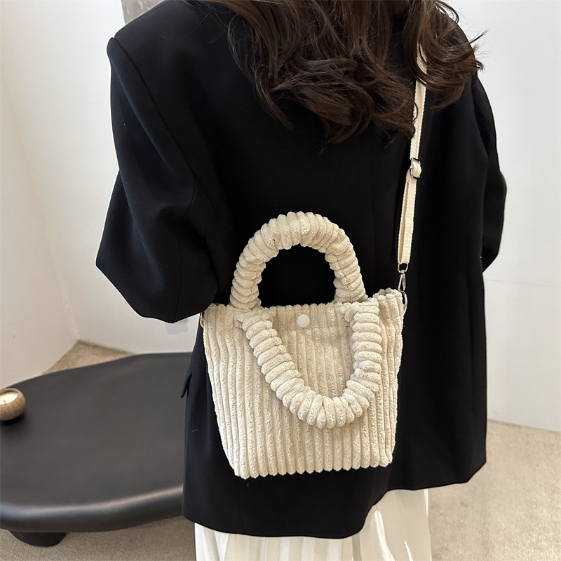 2025 New niche and fresh bucket bag, cute, fashionable and casual crossbody bag, versatile solid color handbag wholesale Specification drawing
