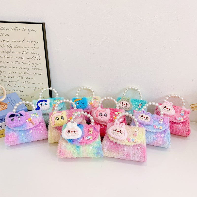 The new autumn and winter children's handbag is a cute plush bag with accessories. It's a princess bag that has become a popular fashion bag for little girls full figure
