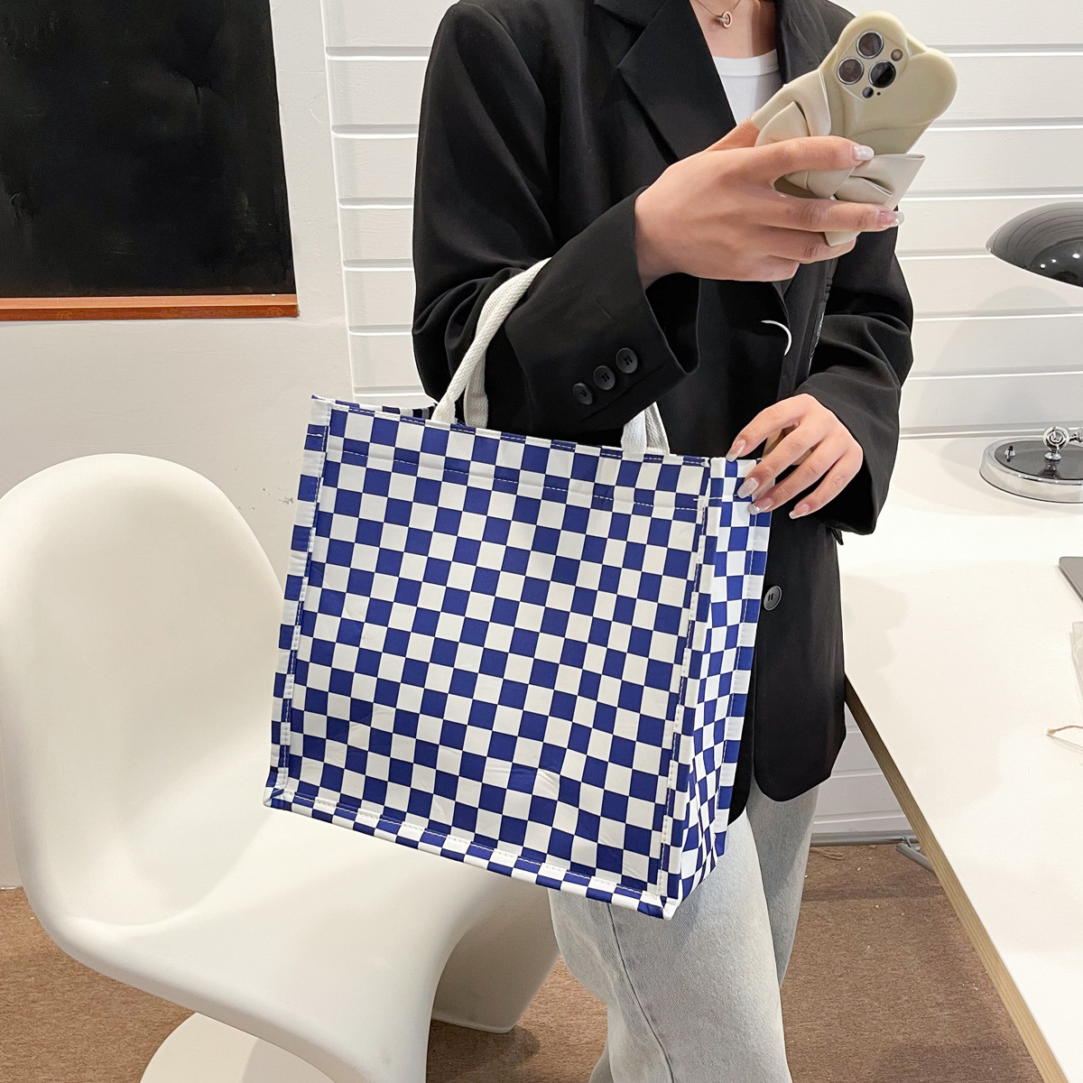 Large-capacity single-shoulder tote bag 2024 new style fashionable and textured trendy handbag for commuting and casual use, large checkered bag for women Application Scenario