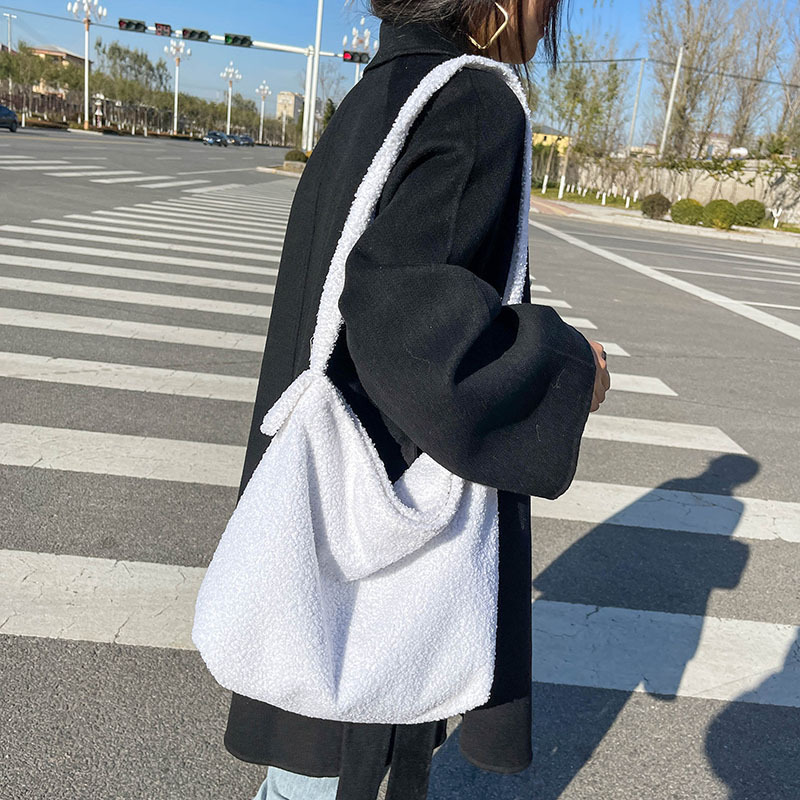 Wholesale of new, fashionable, large-capacity, solid-color plush bags and simple, high-quality tote bags for casual and versatile use details Picture
