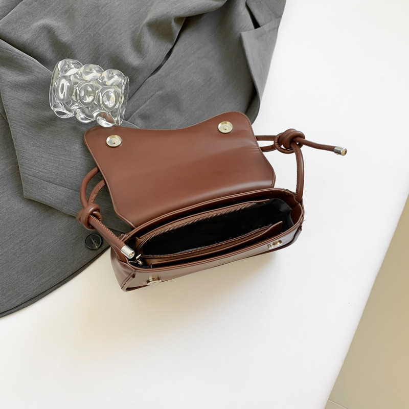 Fashionable and simple flip-top single-shoulder bag 2025 new style for work and commuting, small square underarm bag, versatile handbag for women wholesale Application Scenario