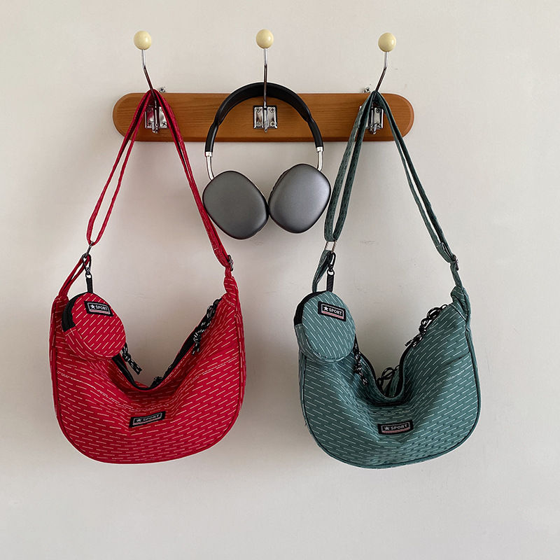 The new summer 2024 simple and stylish checkered fresh single-shoulder bag, a student single-shoulder crossbody bag made of dumplings Application Scenario