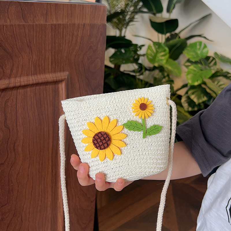 Japanese-style cute cartoon flower small bags, children's straw woven bags, mini crossbody bags, beach play zipper bags, single-shoulder bags full figure