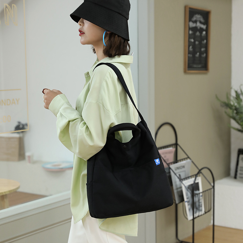 New style handbag for women 2025, new trendy handbag for women, large capacity nylon fabric bag for mothers, single-shoulder bag for women details Picture
