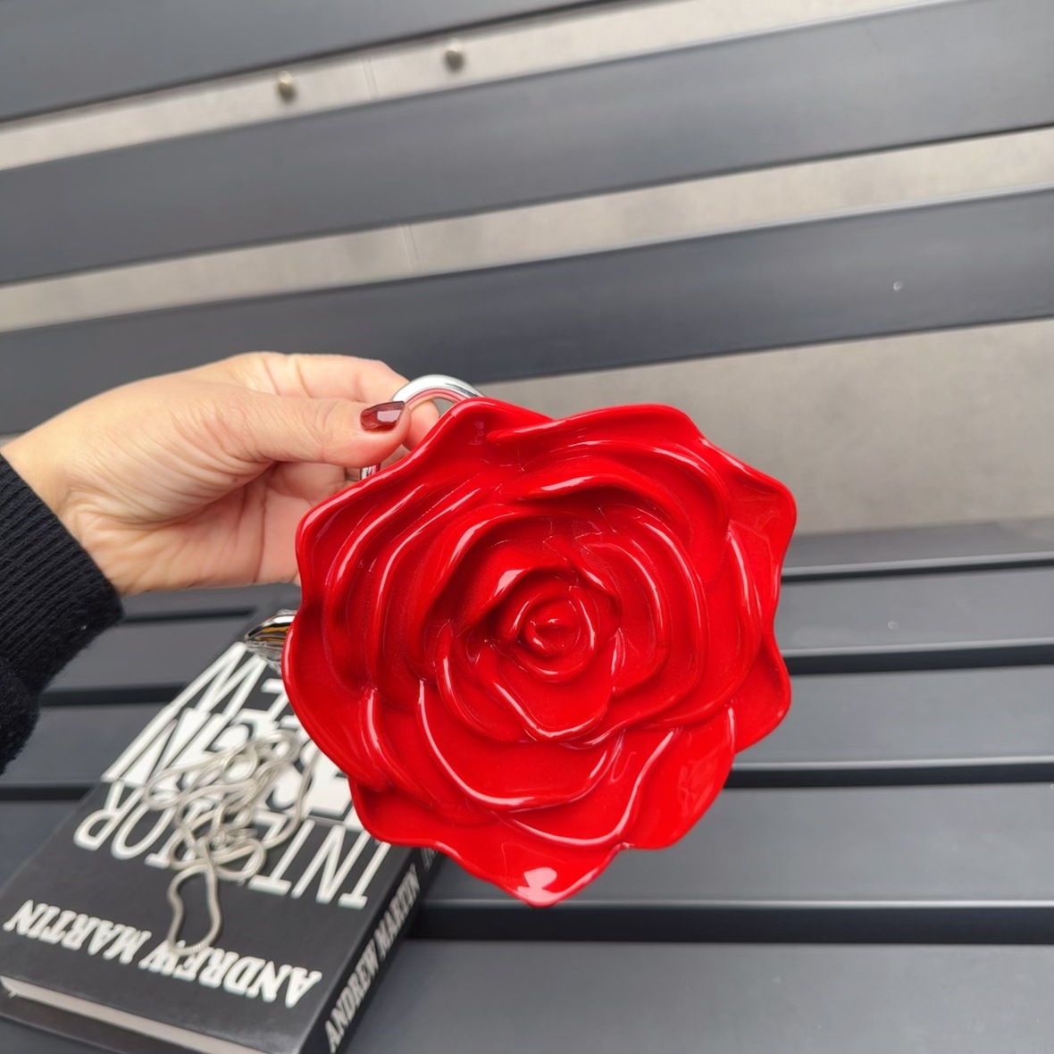 Elegant and stylish rose, versatile for autumn and winter, a box bag with a niche design and a sense of sophistication, a hand-held crossbody bag for dinner parties full figure