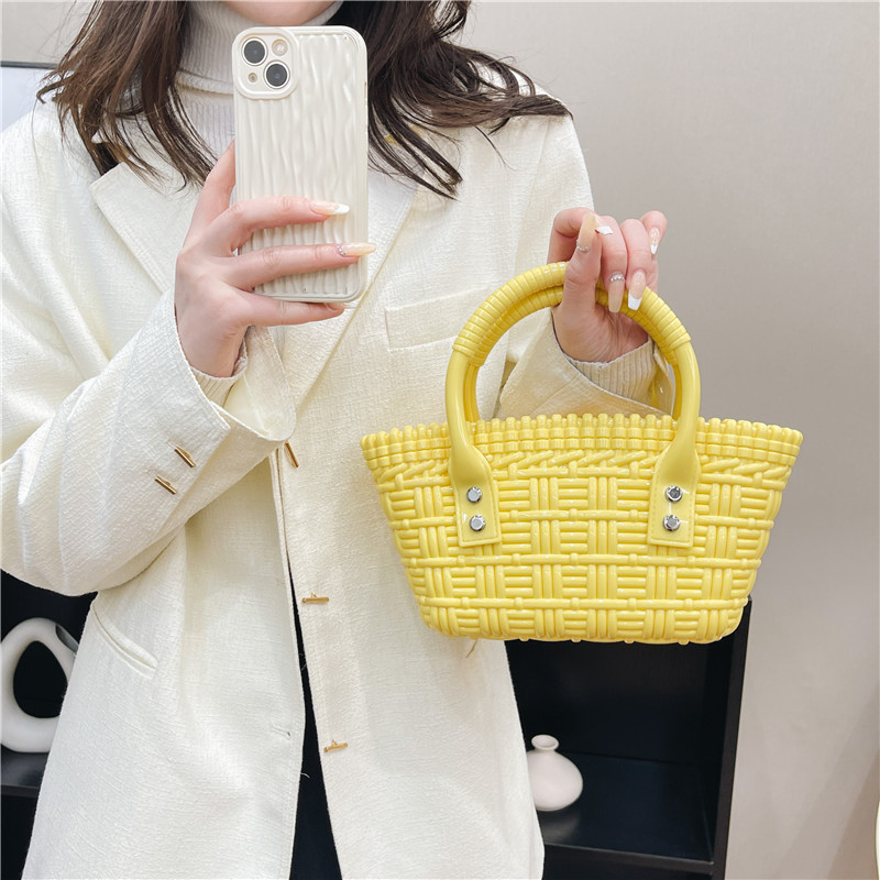 2025 New trendy and versatile crossbody mini vegetable basket jelly bag, fashionable hand-held woven bag, mini tote women's bag details Picture