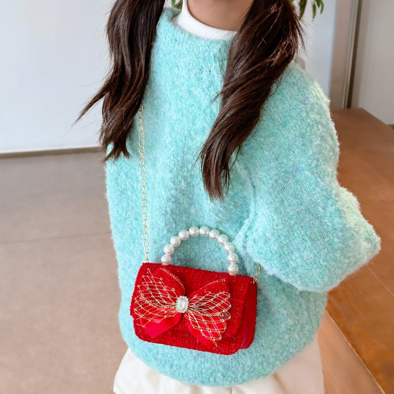 Children's red bag, stylish little girl pearl bow crossbody bag, Christmas and New Year gift crossbody bag for girls Application Scenario