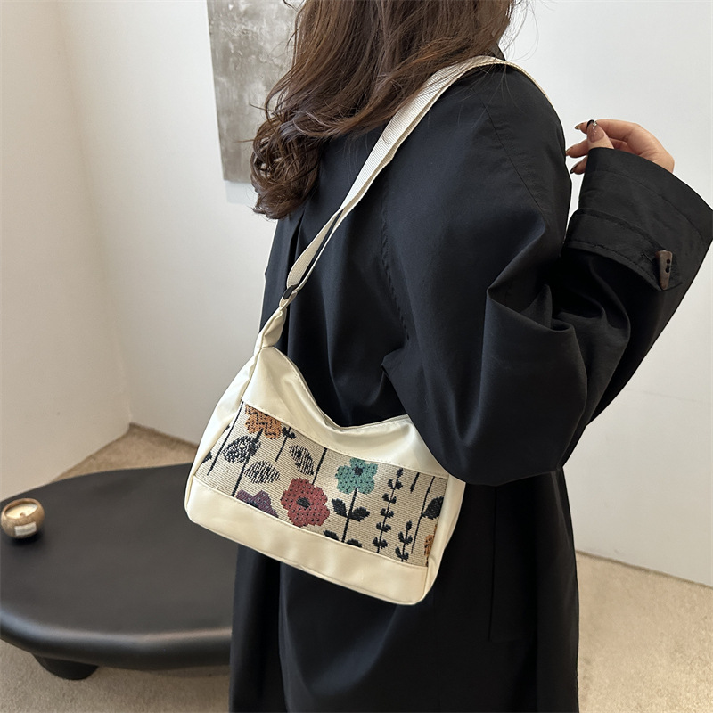 A high-end, niche single-shoulder bag for women, new large-capacity, fashionable and simple canvas underarm bag, stylish and versatile crossbody bag details Picture