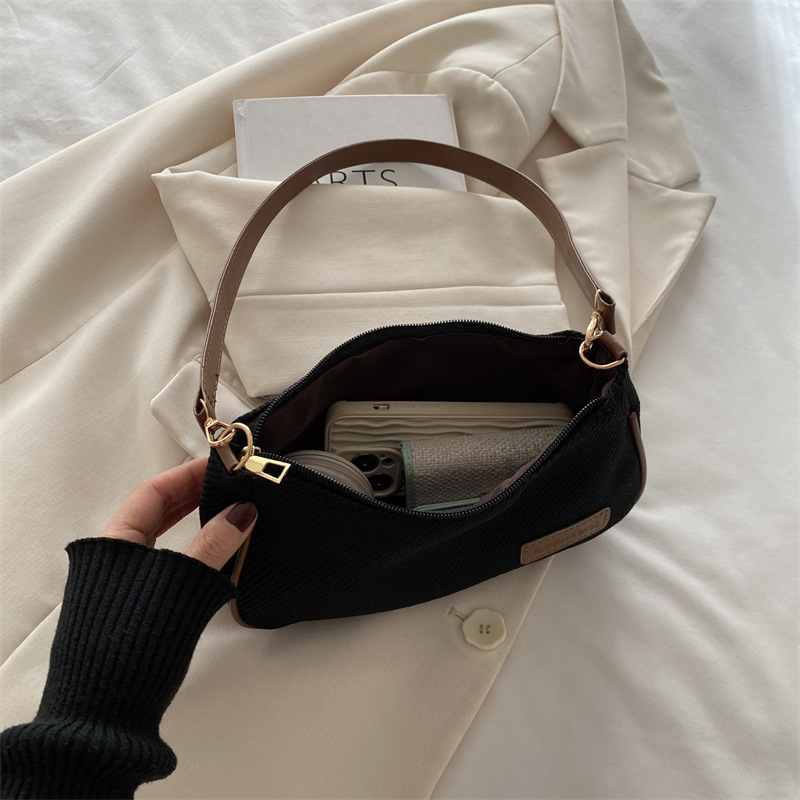Retro and simple underarm bag for women, 2025 new style, fashionable and versatile solid color crossbody bag, high-end and niche bag wholesale Application Scenario