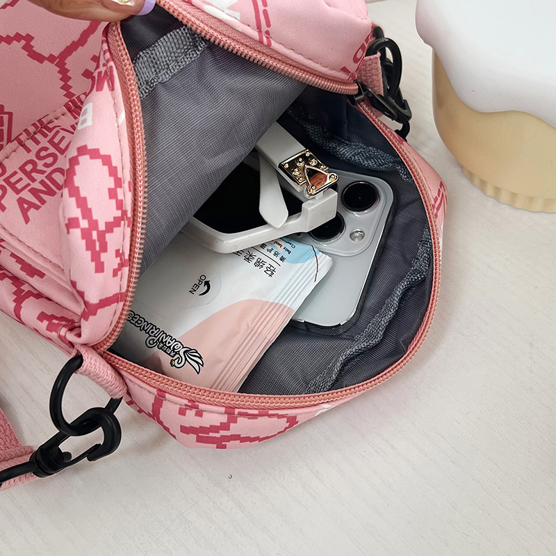 Versatile ins nylon bag, women's mobile phone, cute small square bag, shoulder bag, fashionable graffiti polyester crossbody bag, pain bag Application Scenario