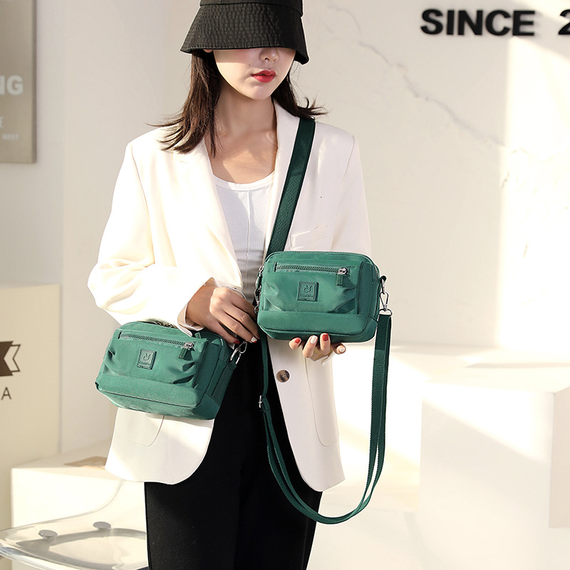 A new style of fashionable and trendy single-shoulder bag for 2025, a large-capacity Japanese commuting phone case, and a water-resistant nylon crossbody bag Specification drawing